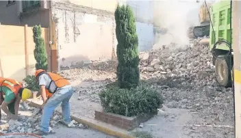  ??  ?? La Sobse precisó que a la fecha se mantiene trabajando en la demolición de cinco inmuebles más ubicados en las delegacion­es Benito Juárez, Coyoacán y Cuauhtémoc.