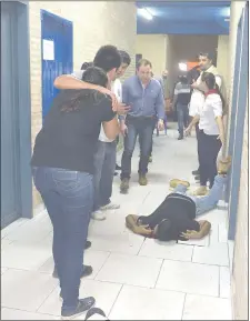  ??  ?? El cuerpo de Rodrigo Quintana tirado en el piso dentro del PLRA, luego de ser asesinado durante el atraco policial.