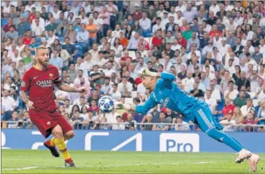  ??  ?? SEGURO. Keylor desbarató una clara ocasión del Roma en el 74’ con este despeje de puños...