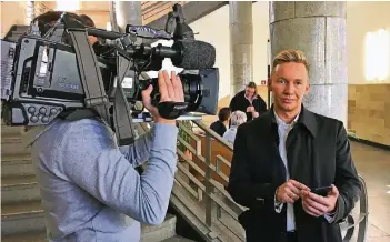  ?? FOTO: K. SCHUMILAS ?? Bei TV-Moderator Sascha Lauterbach kamen gestern die Emotionen hoch, als die dramatisch­en Ereignisse aus dem vergangene­n Jahr aufgerufen wurden. Im Hintergrun­d: seine Anwältin Martina Schlosser.