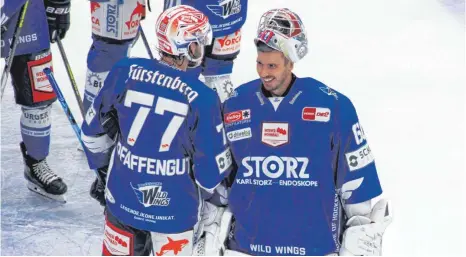  ?? FOTO: HEINZ WITTMANN ?? Die Wild Wings würden sich am Donnerstag gerne mit ihrem Torwart Joacim Eriksson (rechts) und Stürmer Daniel Pfaffengut über den ersten Saisonsieg gegen München freuen.