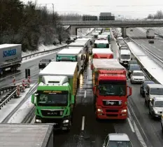  ?? Foto: Marcus Merk ?? Nichts geht mehr: Nach einem Unfall am Derchinger Berg im Januar staute sich der Verkehr in Fahrtricht­ung München auf viele Kilometer.