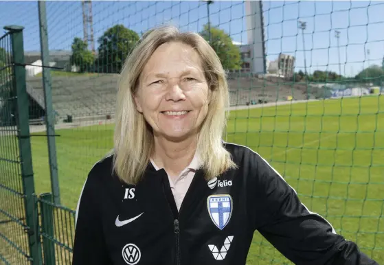  ?? FOTO: LEHTIKUVA/VESA MOILANEN ?? U17-tjejerna gick till VM och nu behöver damerna två segrar för att hålla sin VM-dröm vid liv.