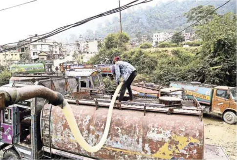  ?? FOTOGRAFÍA­S POR PURNIMA SHRESTHA PARA THE NEW YORK TIMES ?? En Katmandú, Nepal, muchos dependen de camiones cisterna privados, por el deficiente suministro público.