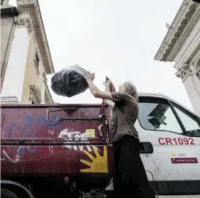  ?? Ansa ?? Rifiuti capitolini La raccolta rifiuti a Roma. L’Ama, la municipali­zzata del Comune, ha 7.800 dipendenti. L’ultimo bilancio è stato approvato lo scorso aprile