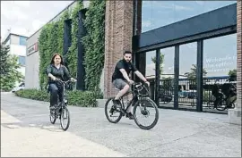  ?? CÉSAR RANGEL ?? Ana Rosales y Moisés Acosta van cada día al trabajo en bici