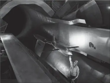  ?? NASA ?? Le Bell XS-1 en soufflerie à Langley. Le Naca joua un grand rôle dans la mise au point du premier avion supersoniq­ue.