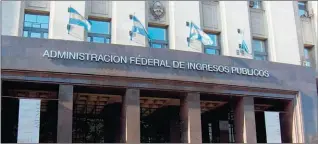  ??  ?? IMPUESTOS. Las empresas se quejan de la elevada presión fiscal sobre quiénes pagan impuestos. Mercedes Marcó del Pont, la titular de la
AFIP, ya señaló que habrá cambios para simplifica­r el sistema y hacerlo más equitativo. El cierre de locales por la pandemia complica las reformas.