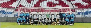  ?? FOTO: FCB ?? Visita histórica La plantilla del Barcelona posó en el Allianz, ante el escudo del Bayern