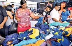  ??  ?? A large crowd flocked to purchase goods at the opening of the Colombo Internatio­nal Shopping Festival Pic by Kithsiri De Mel