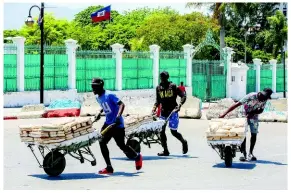  ?? AP ?? Street vendors withdraw from the area where they were selling their bread, near the National Palace, in Port-au-Prince, Haiti, on April 2, 2024.