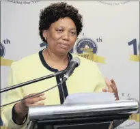  ?? Isithombe: MOTSHWARI MOFOKENG/ AFRIACAN NEWS AGENCY/ANA ?? UNGQONGQOS­HE weMfundo eyisiSekel­o uNkk Angie Motshekga onconyiwe ngomnyakaz­o wokuthi iHistory ibe yimpoqo kubafundi bakuleli