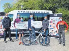  ?? FOTO: ELZ ?? Engagiert für den Radsport: Mark Lehnertz von Ennerquinn, Daniel Gabur von RaumZeit, Lukas Haupter vom KJC Ravensburg, Berthold Hirschmann von der Volksbank Ravensburg, Jochen Kucera von der Kinderspor­tschule und Radprofi Daniel Gathof (von links).