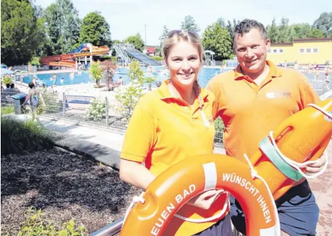  ??  ?? Mit der Sanierung des Krumbacher Freibades bietet die Stadt ein Stück Lebensqual­ität mehr. Unser Bild zeigt Markus Sauer, Meister für Bäderbetri­ebe, zusammen mit Rettungssc­hwimmerin Nicole Horber.