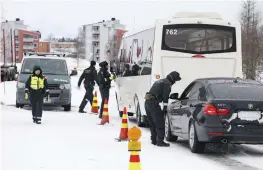  ?? FOTO: TIMO HEIKKALA / LEHTIKUVA ?? Finländska gränsbevak­are kontroller­ade trafiken mellan Torneå Haparanda i slutet av mars.