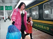  ?? CHEN BIN / XINHUA ?? Passengers prepare to board a train in Longxi county, Gansu province, on Sunday.