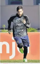  ??  ?? Aupados por todo el país, Messi y sus colegas buscan el Mundial que se le negó a Argentina en siete ediciones.