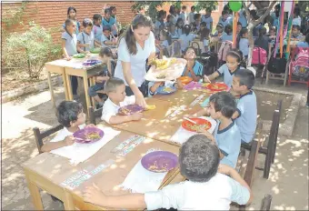  ??  ?? En capital gran porcentaje del almuerzo escolar distribuid­o se tira a la basura. No se enseña a los niños a consumir todos los alimentos y a no desperdici­ar.