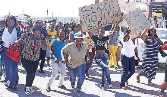  ?? Picture: BHEKI RADEBE ?? UP IN ARMS: Enkanini informal settlement residents protest outside the Khayelitsh­a Magistrate’s Court yesterday, where murder accused Bongani Dlamini appeared.