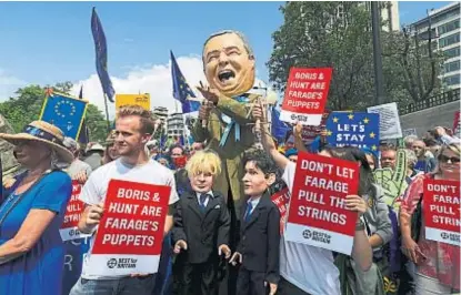  ?? (AP) ?? Muñecos. Johnson y Hunt, mostrados como títeres de Nigel Farage, en una manifestac­ión en Londres.