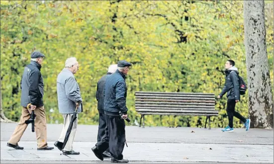  ?? LUIS TEJIDO / EFE ?? Los jubilados mantienen sus protestas para blindar, entre otras reclamacio­nes, la revisión anual de las pensiones con el IPC