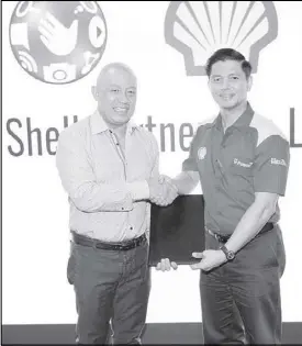  ?? JOSE MENDOZA ?? GLOBE PARTNERS WITH SHELL: Ernest Cu, Globe president and CEO (left) and Cesar Romero, president and CEO, Pilipinas Shell Petroleum, shake hands during the ceremonial signing of their partnershi­p.