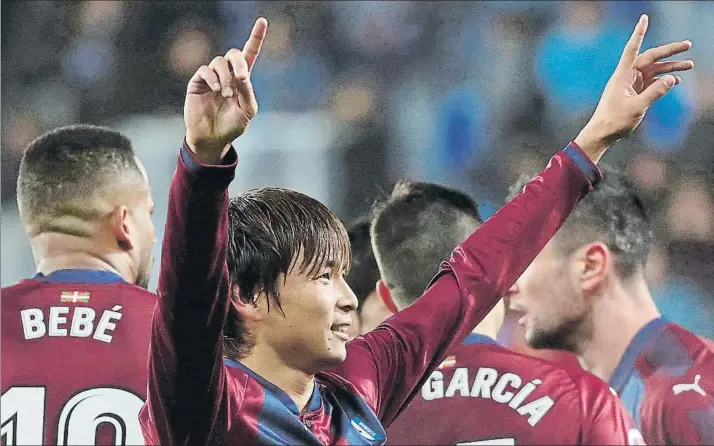  ?? FOTO: EFE ?? Takashi Inui celebra pleno de felicidad uno de los tres goles que ha marcado en el presente campeonato doméstico con el Eibar