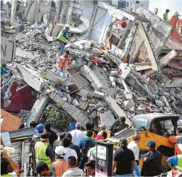  ?? Foto: Carlos Tischler, Imago ?? Verzweifel­t suchen Helfer in den Trümmern nach Überlebend­en. Auf den Tag genau 32 Jahre nach dem Jahrhunder­tbeben von 1985 stürzt ein neues Erdbeben Mexiko ins Chaos.