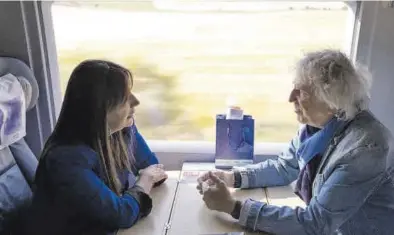  ?? ASÍS AYERBE ?? Los escritores Dolores Redondo y Juan Luis Arsuaga en el Tren de la Cultura. =