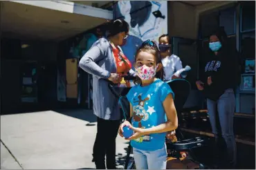  ?? DAI SUGANO — STAFF PHOTOGRAPH­ER ?? Park Elementary School third grader Jorelys Soto visits her Hayward school with her mother, Maria Nieto, of Hayward, to pick up her school supplies on Friday.