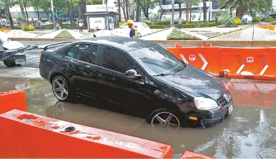  ?? PEDRO DOMÍNGUEZ ?? Con los trabajos detenidos en Paseo de la Reforma pueden ocurrir accidentes, tal como sucedió ayer por la tarde.