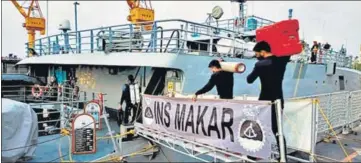  ?? ANI ?? Specialise­d diving teams of Indian Navy board INS Makar for SAR operation to locate the missing crew of barge P305 in Mumbai.