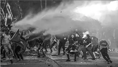  ??  ?? Demonstrat­ors clash with riot police during protests on Tuesday in capital Santiago. (Photo: Al Jazeera)