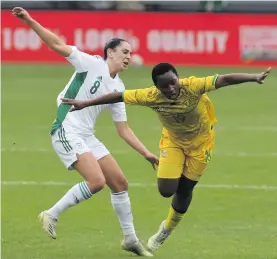  ?? Photo: Lefty Shivambu/Gallo Images ?? Banyana Banyana’s Kholosa Biyana and Algeria’s Sylia Koui during their 2022 Africa Women Cup of Nations qualifier match at Orlando Stadium in Johannesbu­rg on 18 February. The
South Africans won 2-0.