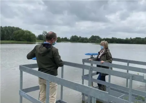  ?? FOTO JOZEF CROUGHS ?? Burgemeest­er Veerle Heeren kwam vrijdag de toestand van alle wachtbekke­ns inspectere­n.