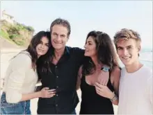  ?? JAKE MICHAELS NYT ?? Rande Gerber and Cindy Crawford, with their children Presley, right, and Kaia, left, in Malibu, Calif. On top of successful nightclubs and a hot tequila brand he launched with his pal George Clooney, Rande Gerber has found cultural currency as the...