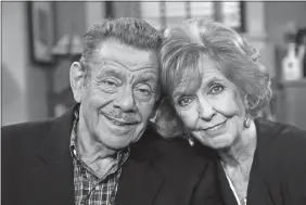  ?? STEFANO PALTERA, FILE/AP PHOTO ?? In this Nov. 6, 2003, file photo, Jerry Stiller, left, and his wife, Anne Meara, pose on the set of “The King of Queens” at Sony Studio in Culver City, Calif.