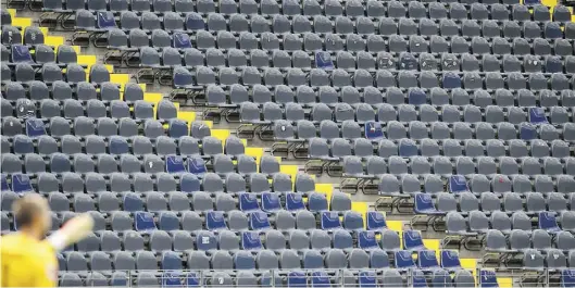  ?? DPA-BILD: Hassenstei­n ?? An das Bild wird man sich vorerst gewöhnen müssen: Leere Tribünen in Stadien wie der Arena in Frankfurt.