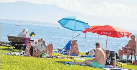  ?? FOTO: SUSI DONNER ?? Die Liegeweise des Strandbads Eichwald ist für Sonnenanbe­ter noch geöffnet.