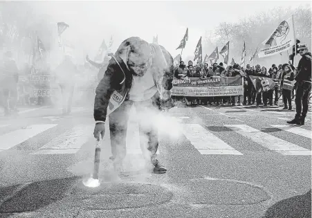  ?? FOTO PROFIMEDIA ?? Nesouhlas s Macronovou penzijní reformou vyjádřili včera v ulicích Versailles také příslušníc­i francouzsk­é modré armády, tedy železničář­i