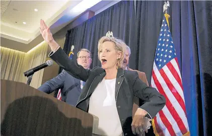  ?? REUTERS ?? Festejo. La senadora republican­a Cindy Hyde-Smith celebra su triunfo en el balotaje en Mississipp­i.