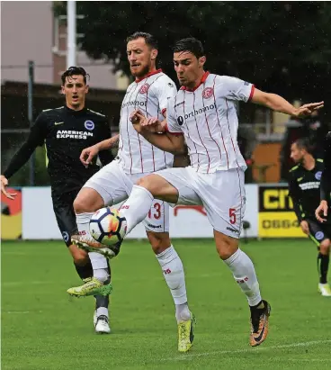  ??  ?? Kaan Ayhan (5), hier mit Adam Bodzek gegen Brighton, überzeugt vor allem durch seine Spieleröff­nung.