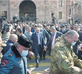  ?? AFP ?? Pashinyan (centro) rodeado de simpatizan­tes en la plaza en Ereván.