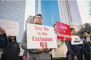  ?? Jon Shapley/Staff photograph­er ?? Don Chen, at a January rally, and others have protested the bill that would bar some from buying Texas land.