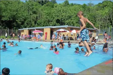  ?? RECORD FILE PHOTOS ?? Children splash around in the municipal pool in South Troy in this 2015photo.