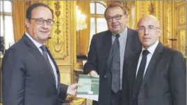  ??  ?? En juin dernier, Patrick Mennucci et Eric Ciotti avaient remis à François Hollande le rapport de leur commission d’enquête sur les filières djihadiste­s. (Photo J. Bonet)