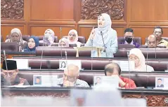  ?? — Gambar Bernama ?? PERJELAS: Fadhlina ketika sesi soal jawab Pertanyaan-Pertanyaan Jawab Lisan sempena Sidang Dewan Negara di Bangunan Parlimen, semalam.