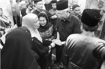  ??  ?? Jamilah (left) receiving words of comfort from Rosmah and Najib at her home in Santubong on Wednesday night.