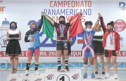  ?? FE ?? Nathalia Novas (segunda desde la derecha) posa en el podium junto a las demás ganadoras de la categoría 55 kilogramos.