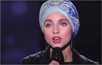  ??  ?? La chanteuse Mennel Ibtissen, conspuée pour ses propos sur les attentats de 2016.